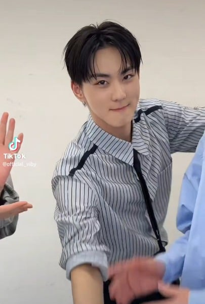 260411 VIBY Tiktok: Akito & Renki with Jungwon @ Mi*light