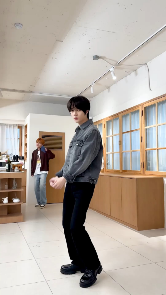 260504 TXT_bighit Youtube Short update with ENHYPEN’s Jay